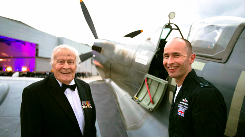 Geoffrey Wellum with BBMF fighter pilot Sqn Ldr Mark ‘Disco’ Discombe and Spitfire Mk IX MK356